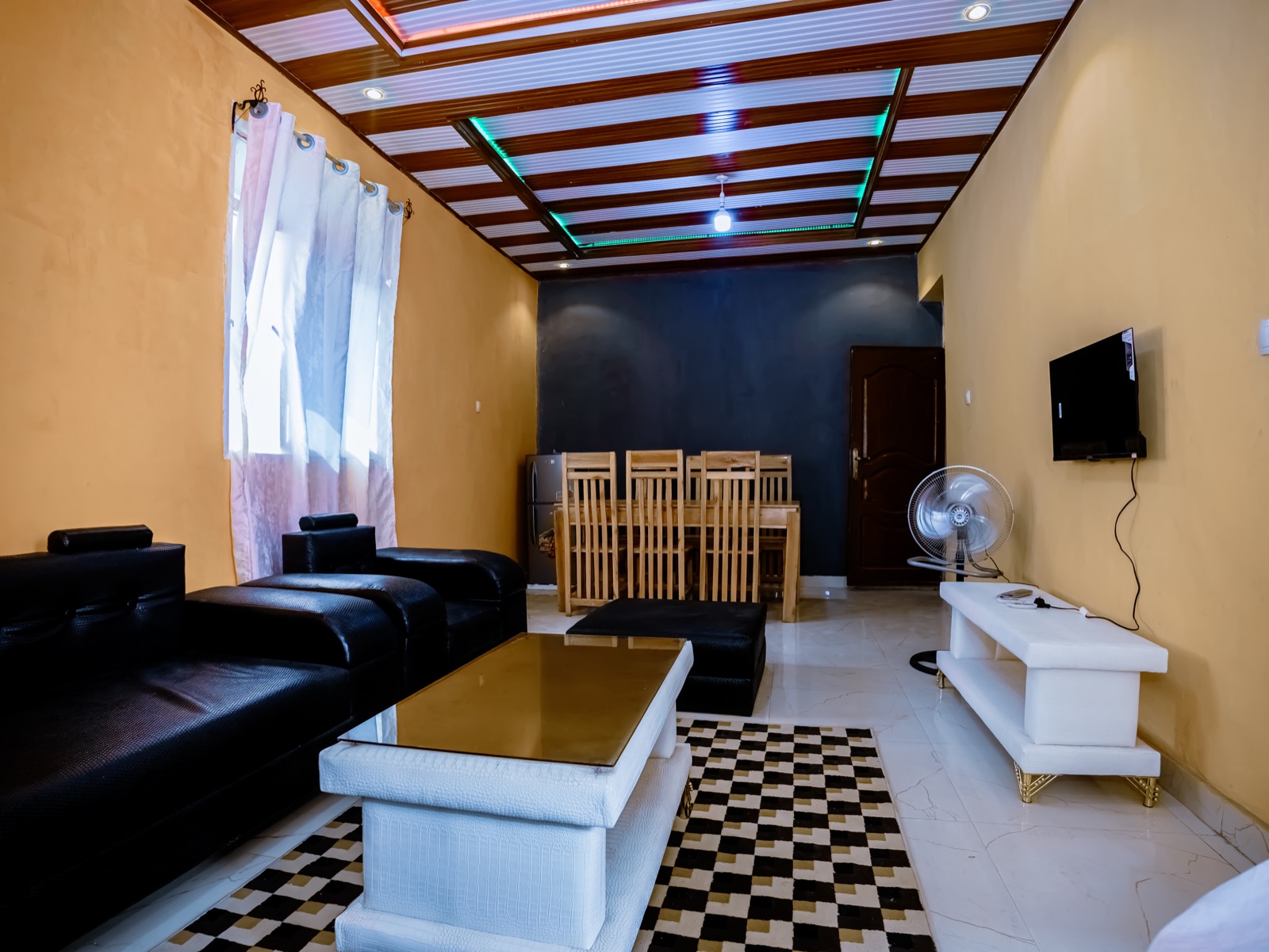 Grand salon avec canapés en cuir noir