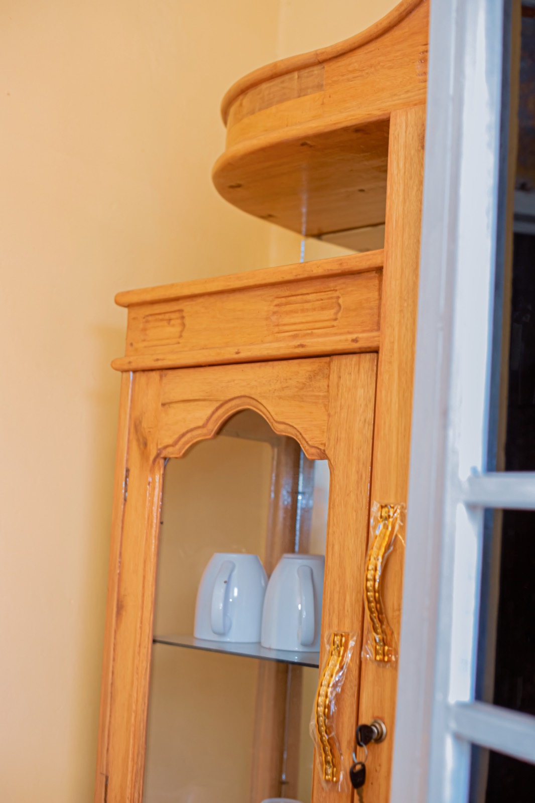 Vitrine avec vaisselle