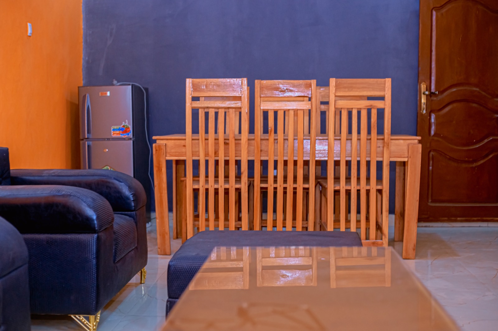 Table à manger contre le mur bleu